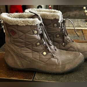 Gray Columbia lined/insulated winter boots.